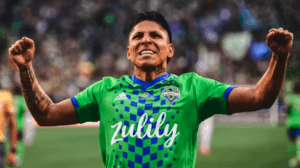 alt El peruano Ruidíaz firma golazo desde 50 metros en la victoria de los Sounders